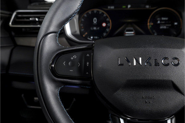 Lynk & Co 01 1.5 PHEV 261PK MY23 | Donkere hemel | 360 Camera | 7.4 kWh Boordlader | S/K-panodak | Adapt. Cruise | Memory | Elek. klep | LM 20" | 4151
