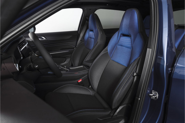 Lynk & Co 01 1.5 PHEV 261PK MY23 | Donkere hemel | 360 Camera | 7.4 kWh boordlader | S/K-panodak | Adapt. Cruise | Memory | Elek. klep | LM 20" | 2285