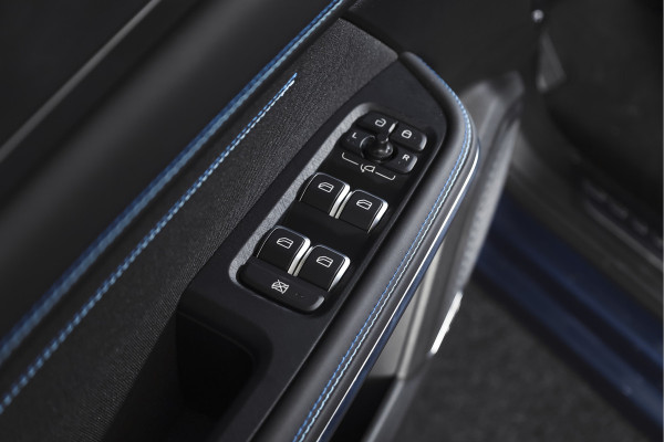 Lynk & Co 01 1.5 PHEV 261PK MY23 | Donkere hemel | 360 Camera | 7.4 kWh boordlader | S/K-panodak | Adapt. Cruise | Memory | Elek. klep | LM 20" | 2285