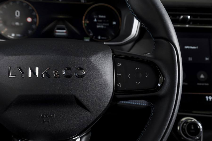Lynk & Co 01 1.5 PHEV 261PK MY23  | Donkere hemel | 360 Camera | 7.4 kWh Boordlader| S/K-panodak | Adapt. Cruise | Memory | Elek. klep | LM 20" | 7065