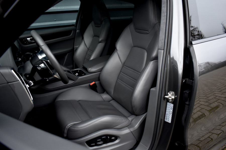 Porsche Cayenne Coupé 3.0 E-Hybrid 462pk SportDesign Techart | Pano | ACC | 22'' Wielen | PDLS+ Matrix | Alcantara dakhemel | Matrix PDLS+ |