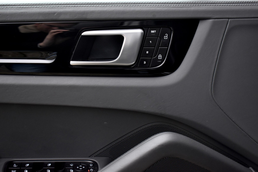 Porsche Cayenne Coupé 3.0 E-Hybrid 462pk SportDesign Techart | Pano | ACC | 22'' Wielen | PDLS+ Matrix | Alcantara dakhemel | Matrix PDLS+ |