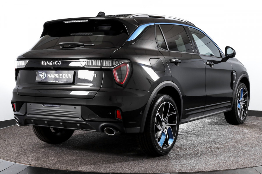 Lynk & Co 01 1.5 PHEV 261PK MY23 | Afn. Trekhaak | Donkere hemel | 360 Camera | 7.4 kWh Boordlader | S/K-panodak | Adapt. Cruise | Memory | Elek. klep | LM 20" | 1919