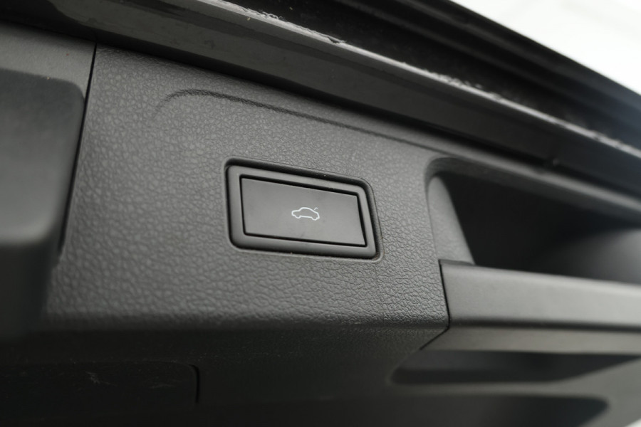 Volkswagen Passat Variant 1.5 TSI Elegance Business Trekhaak, Panorama, Navigatie, Stoelverwarming!