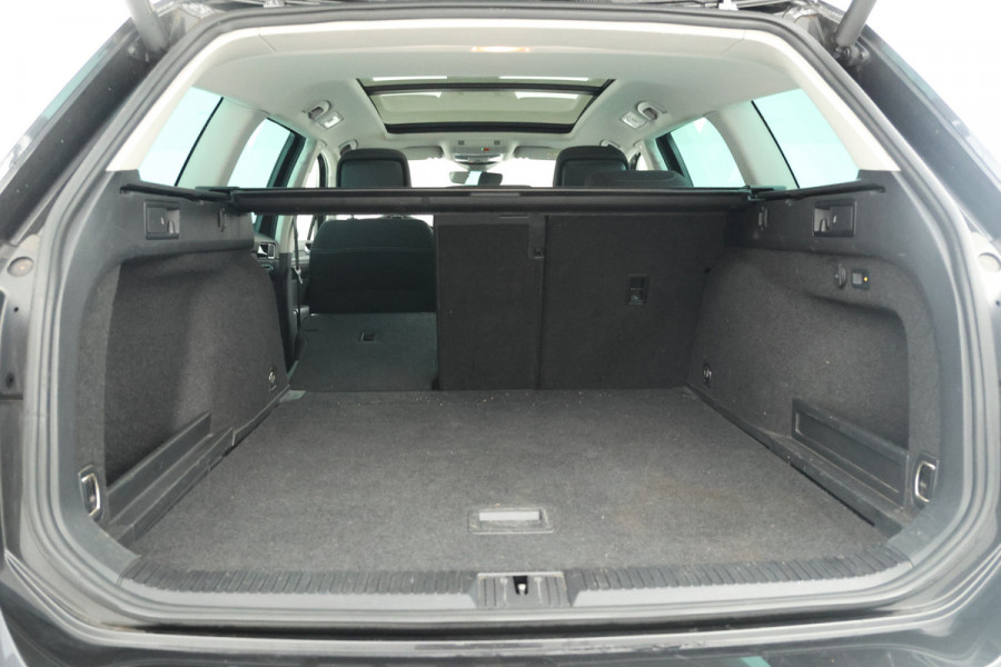 Volkswagen Passat Variant 1.5 TSI Elegance Business Trekhaak, Panorama, Navigatie, Stoelverwarming!