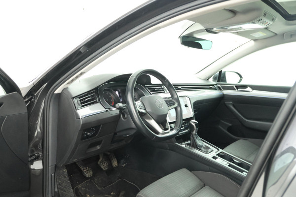 Volkswagen Passat Variant 1.5 TSI Elegance Business Trekhaak, Panorama, Navigatie, Stoelverwarming!