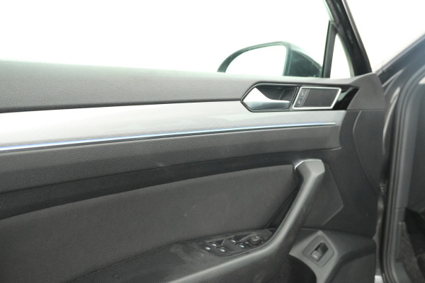 Volkswagen Passat Variant 1.5 TSI Elegance Business Trekhaak, Panorama, Navigatie, Stoelverwarming!