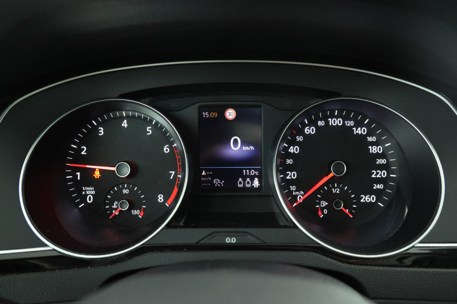 Volkswagen Passat Variant 1.5 TSI Elegance Business Trekhaak, Panorama, Navigatie, Stoelverwarming!