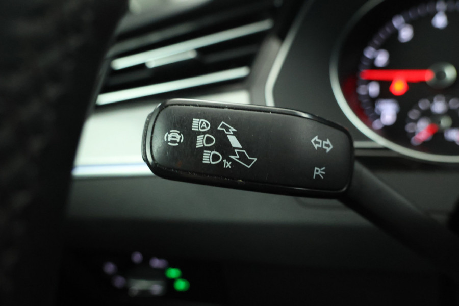 Volkswagen Passat Variant 1.5 TSI Elegance Business Trekhaak, Panorama, Navigatie, Stoelverwarming!