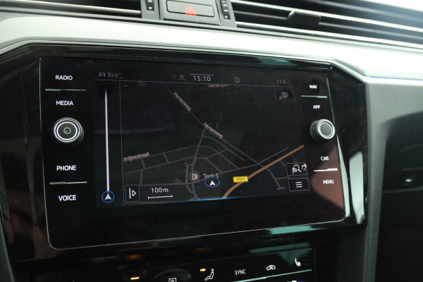 Volkswagen Passat Variant 1.5 TSI Elegance Business Trekhaak, Panorama, Navigatie, Stoelverwarming!