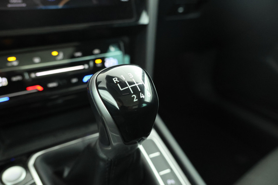 Volkswagen Passat Variant 1.5 TSI Elegance Business Trekhaak, Panorama, Navigatie, Stoelverwarming!