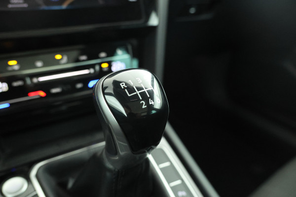 Volkswagen Passat Variant 1.5 TSI Elegance Business Trekhaak, Panorama, Navigatie, Stoelverwarming!