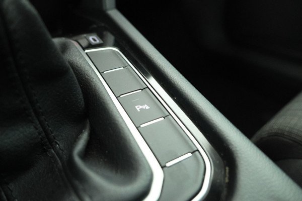 Volkswagen Passat Variant 1.5 TSI Elegance Business Trekhaak, Panorama, Navigatie, Stoelverwarming!