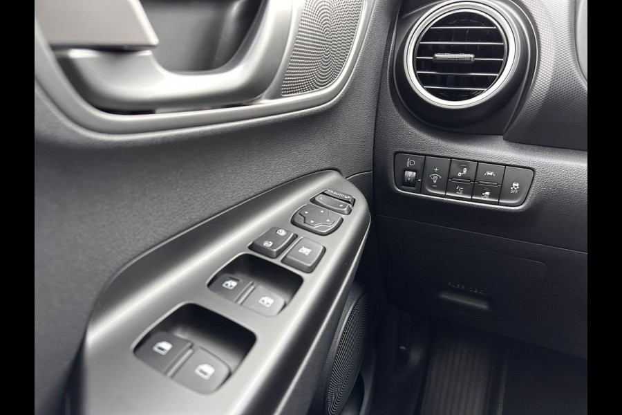 Hyundai Kona EV Fashion 64 kWh | SOH: 96,2% | 3 Fase | warmtepomp | Black Edition LM |  HUD | Blindspot | Climate | Navi |