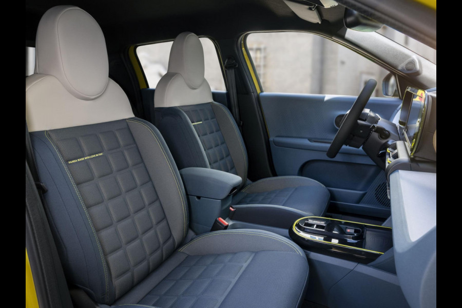 Fiat Grande Panda La Prima 11 kW 44 kWh | Uit voorraad leverbaar | Clima | Cruise | Camera | Apple Carplay | 17" | Navi | Winter Pack