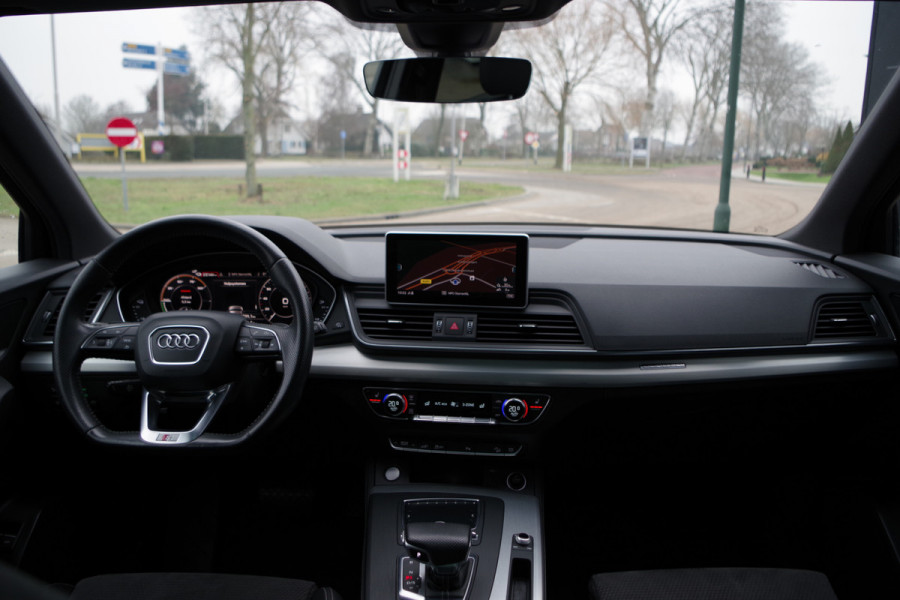 Audi Q5 55 TFSI e 367 PK Quattro Competition S-Line PHEV, Luchtvering, Panoramadak, Camera