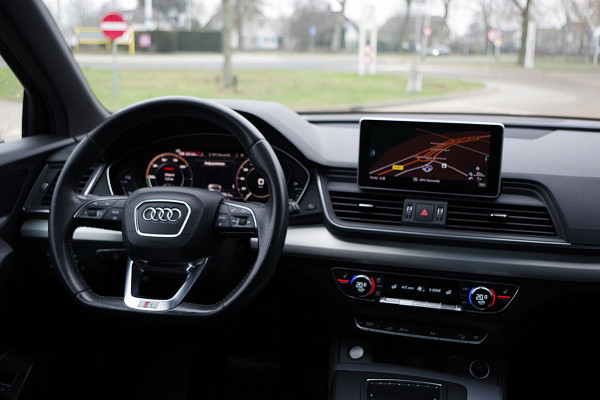Audi Q5 55 TFSI e 367 PK Quattro Competition S-Line PHEV, Luchtvering, Panoramadak, Camera