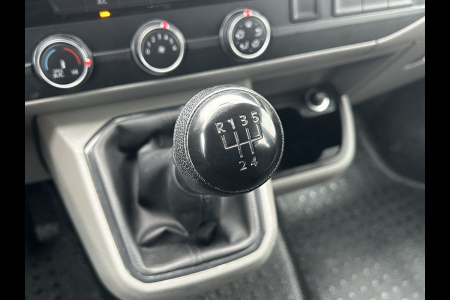 Volkswagen Transporter 2.0 TDI 111 PK / L2H1 / DUBBE CABINE / 1e EIG. / IMPERIAAL / TREKHAAK / AIRCO / CRUISE