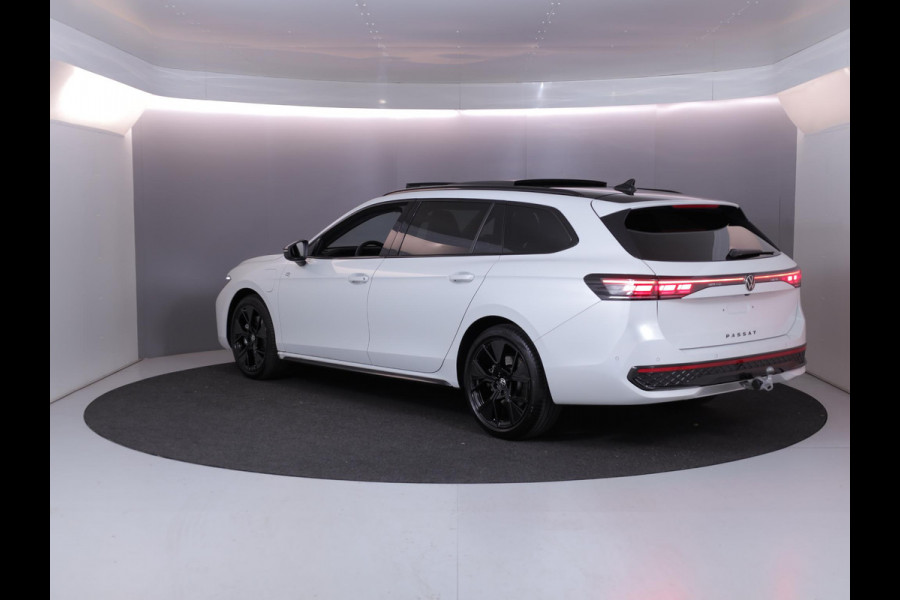Volkswagen Passat Variant 1.5 eHybrid R-Line Edition 272 pk Automaat (DSG) | Verlengde garantie | Navigatie | Panoramadak | Trekhaak (wegklapbaar) | Lederen bekleding | Stoelverwarming v/a | R-Line |