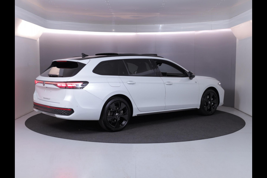 Volkswagen Passat Variant 1.5 eHybrid R-Line Edition 272 pk Automaat (DSG) | Verlengde garantie | Navigatie | Panoramadak | Trekhaak (wegklapbaar) | Lederen bekleding | Stoelverwarming v/a | R-Line |