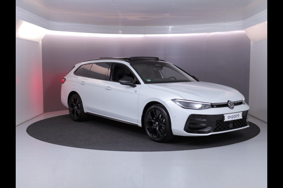 Volkswagen Passat Variant 1.5 eHybrid R-Line Edition 272 pk Automaat (DSG) | Verlengde garantie | Navigatie | Panoramadak | Trekhaak (wegklapbaar) | Lederen bekleding | Stoelverwarming v/a | R-Line |