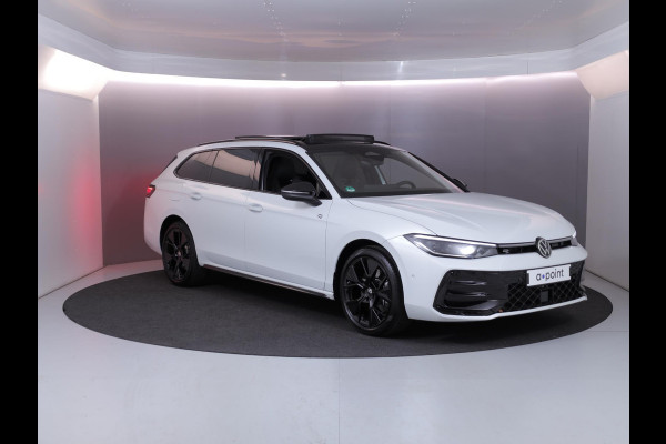Volkswagen Passat Variant 1.5 eHybrid R-Line Edition 272 pk Automaat (DSG) | Verlengde garantie | Navigatie | Panoramadak | Trekhaak (wegklapbaar) | Lederen bekleding | Stoelverwarming v/a | R-Line |