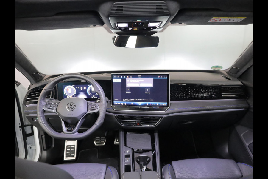 Volkswagen Passat Variant 1.5 eHybrid R-Line Edition 272 pk Automaat (DSG) | Verlengde garantie | Navigatie | Panoramadak | Trekhaak (wegklapbaar) | Lederen bekleding | Stoelverwarming v/a | R-Line |