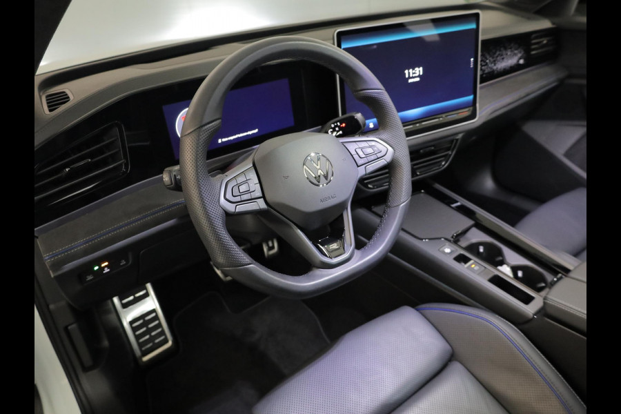 Volkswagen Passat Variant 1.5 eHybrid R-Line Edition 272 pk Automaat (DSG) | Verlengde garantie | Navigatie | Panoramadak | Trekhaak (wegklapbaar) | Lederen bekleding | Stoelverwarming v/a | R-Line |