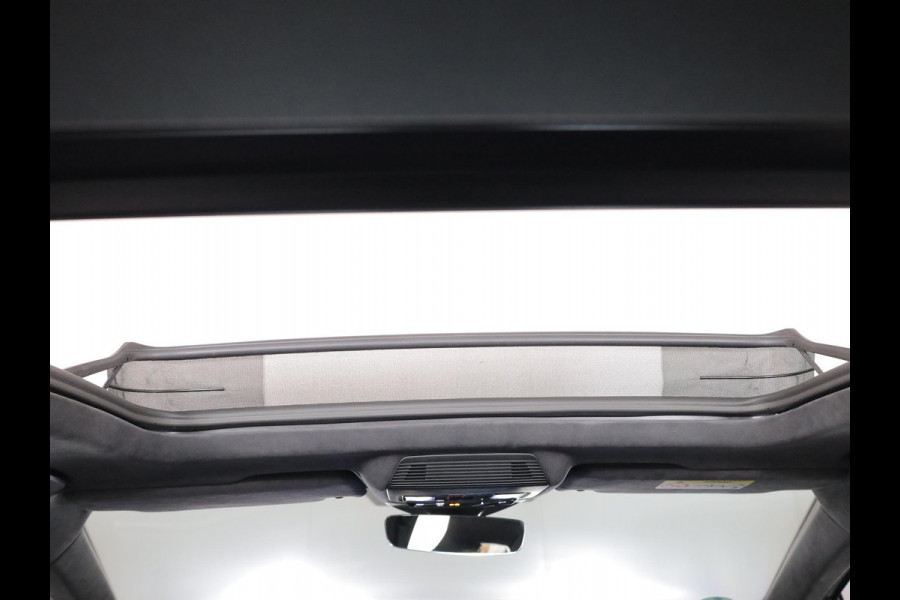 Volkswagen Passat Variant 1.5 eHybrid R-Line Edition 272 pk Automaat (DSG) | Verlengde garantie | Navigatie | Panoramadak | Trekhaak (wegklapbaar) | Lederen bekleding | Stoelverwarming v/a | R-Line |