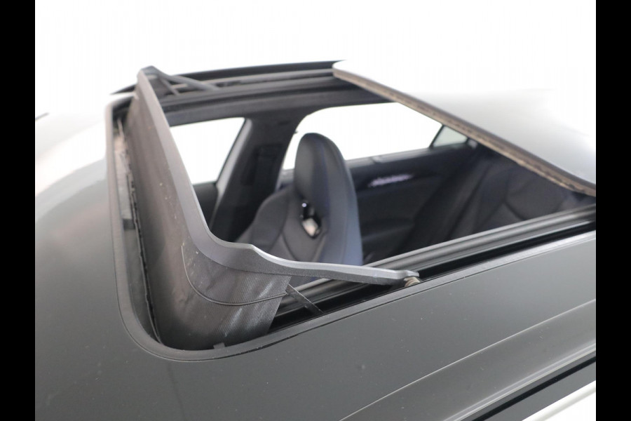 Volkswagen Passat Variant 1.5 eHybrid R-Line Edition 272 pk Automaat (DSG) | Verlengde garantie | Navigatie | Panoramadak | Trekhaak (wegklapbaar) | Lederen bekleding | Stoelverwarming v/a | R-Line |