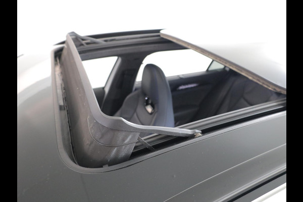 Volkswagen Passat Variant 1.5 eHybrid R-Line Edition 272 pk Automaat (DSG) | Verlengde garantie | Navigatie | Panoramadak | Trekhaak (wegklapbaar) | Lederen bekleding | Stoelverwarming v/a | R-Line |