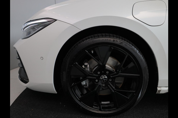 Volkswagen Passat Variant 1.5 eHybrid R-Line Edition 272 pk Automaat (DSG) | Verlengde garantie | Navigatie | Panoramadak | Trekhaak (wegklapbaar) | Lederen bekleding | Stoelverwarming v/a | R-Line |