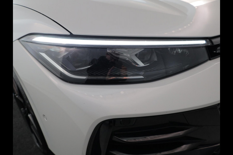 Volkswagen Passat Variant 1.5 eHybrid R-Line Edition 272 pk Automaat (DSG) | Verlengde garantie | Navigatie | Panoramadak | Trekhaak (wegklapbaar) | Lederen bekleding | Stoelverwarming v/a | R-Line |