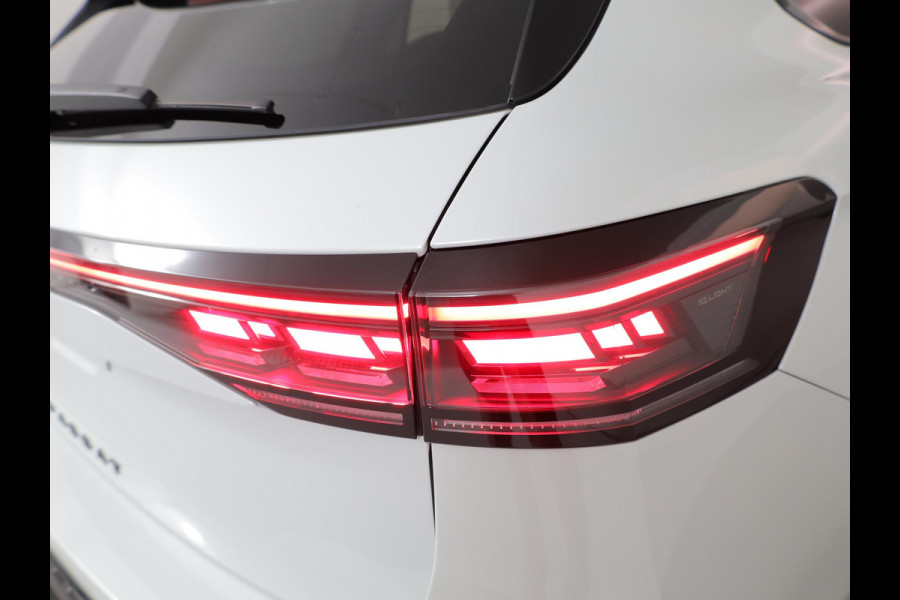 Volkswagen Passat Variant 1.5 eHybrid R-Line Edition 272 pk Automaat (DSG) | Verlengde garantie | Navigatie | Panoramadak | Trekhaak (wegklapbaar) | Lederen bekleding | Stoelverwarming v/a | R-Line |