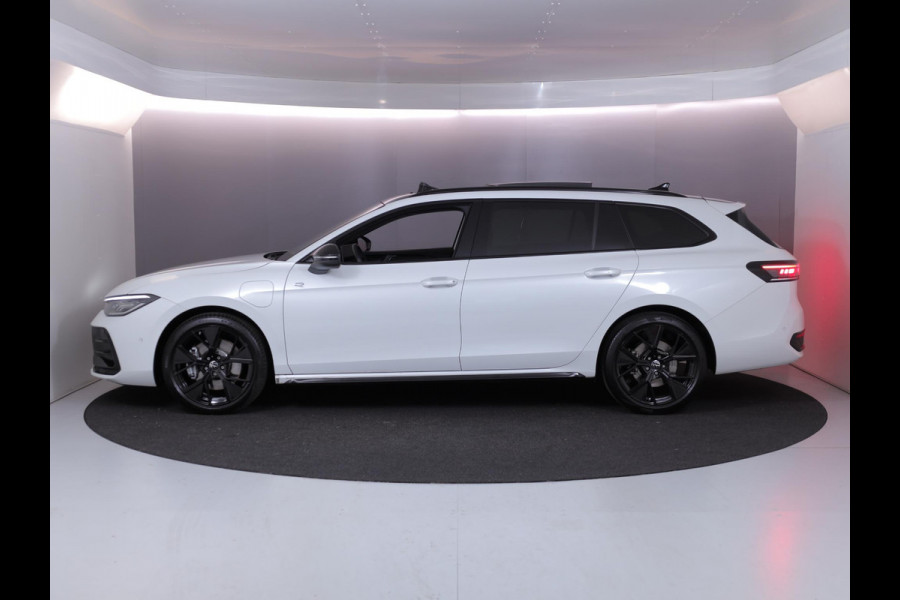 Volkswagen Passat Variant 1.5 eHybrid R-Line Edition 272 pk Automaat (DSG) | Verlengde garantie | Navigatie | Panoramadak | Trekhaak (wegklapbaar) | Lederen bekleding | Stoelverwarming v/a | R-Line |