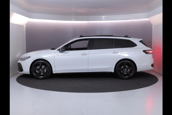 Volkswagen Passat Variant 1.5 eHybrid R-Line Edition 272 pk Automaat (DSG) | Verlengde garantie | Navigatie | Panoramadak | Trekhaak (wegklapbaar) | Lederen bekleding | Stoelverwarming v/a | R-Line |