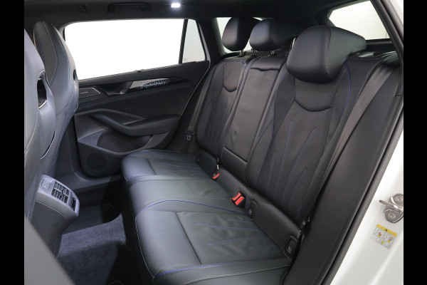 Volkswagen Passat Variant 1.5 eHybrid R-Line Edition 272 pk Automaat (DSG) | Verlengde garantie | Navigatie | Panoramadak | Trekhaak (wegklapbaar) | Lederen bekleding | Stoelverwarming v/a | R-Line |