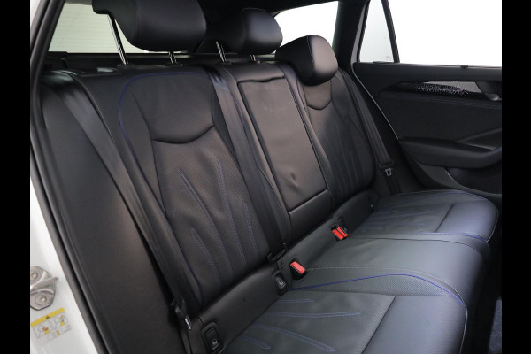 Volkswagen Passat Variant 1.5 eHybrid R-Line Edition 272 pk Automaat (DSG) | Verlengde garantie | Navigatie | Panoramadak | Trekhaak (wegklapbaar) | Lederen bekleding | Stoelverwarming v/a | R-Line |