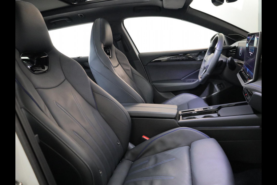 Volkswagen Passat Variant 1.5 eHybrid R-Line Edition 272 pk Automaat (DSG) | Verlengde garantie | Navigatie | Panoramadak | Trekhaak (wegklapbaar) | Lederen bekleding | Stoelverwarming v/a | R-Line |