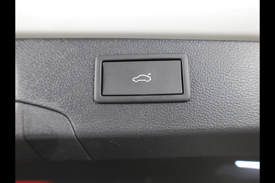 Volkswagen Passat Variant 1.5 eHybrid R-Line Edition 272 pk Automaat (DSG) | Verlengde garantie | Navigatie | Panoramadak | Trekhaak (wegklapbaar) | Lederen bekleding | Stoelverwarming v/a | R-Line |