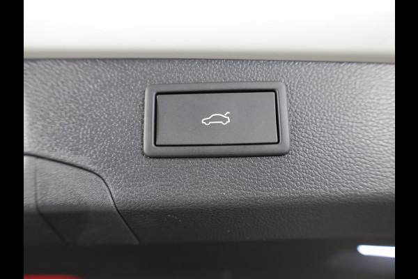 Volkswagen Passat Variant 1.5 eHybrid R-Line Edition 272 pk Automaat (DSG) | Verlengde garantie | Navigatie | Panoramadak | Trekhaak (wegklapbaar) | Lederen bekleding | Stoelverwarming v/a | R-Line |