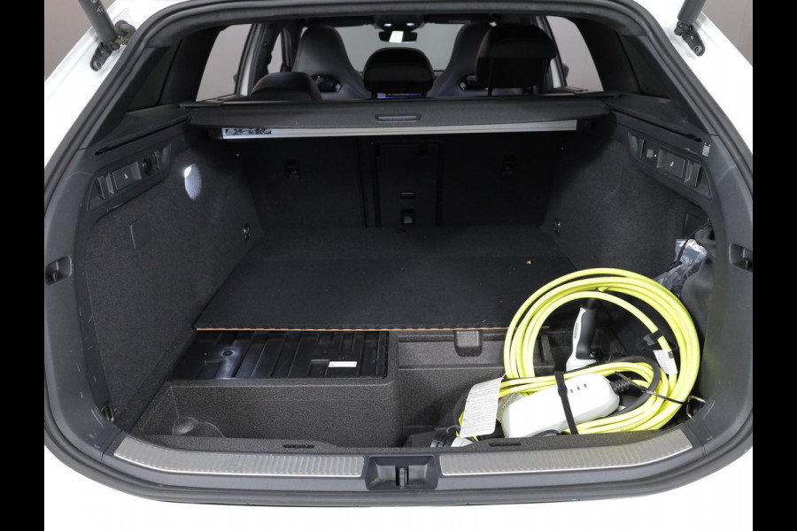 Volkswagen Passat Variant 1.5 eHybrid R-Line Edition 272 pk Automaat (DSG) | Verlengde garantie | Navigatie | Panoramadak | Trekhaak (wegklapbaar) | Lederen bekleding | Stoelverwarming v/a | R-Line |