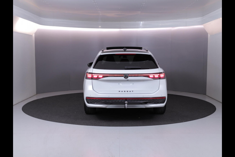 Volkswagen Passat Variant 1.5 eHybrid R-Line Edition 272 pk Automaat (DSG) | Verlengde garantie | Navigatie | Panoramadak | Trekhaak (wegklapbaar) | Lederen bekleding | Stoelverwarming v/a | R-Line |