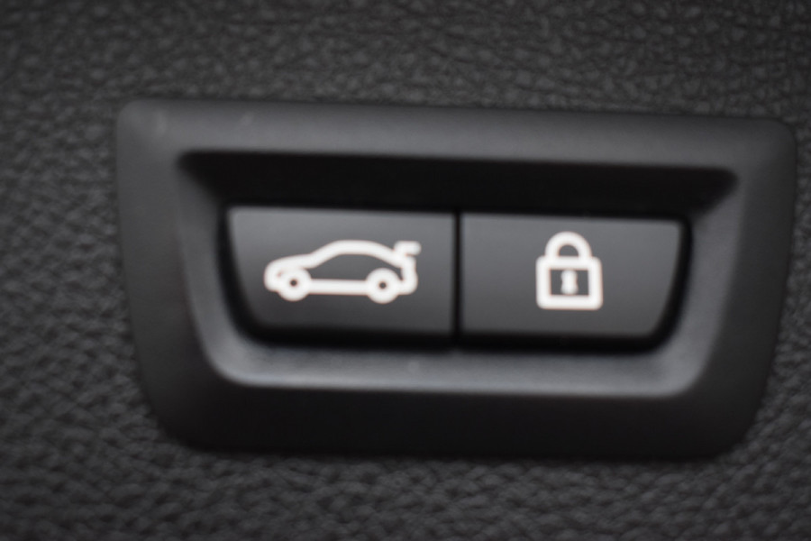 BMW 3 Serie Touring 318i Edition Automaat M Sport Shadow Executive / Navigatie / Clima / Keyless / Trekhaak / 18"LM