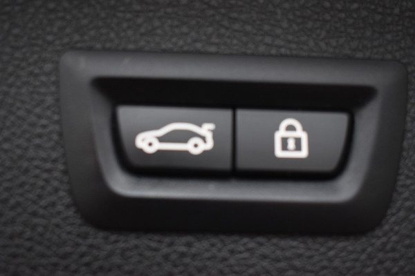 BMW 3 Serie Touring 318i Edition Automaat M Sport Shadow Executive / Navigatie / Clima / Keyless / Trekhaak / 18"LM