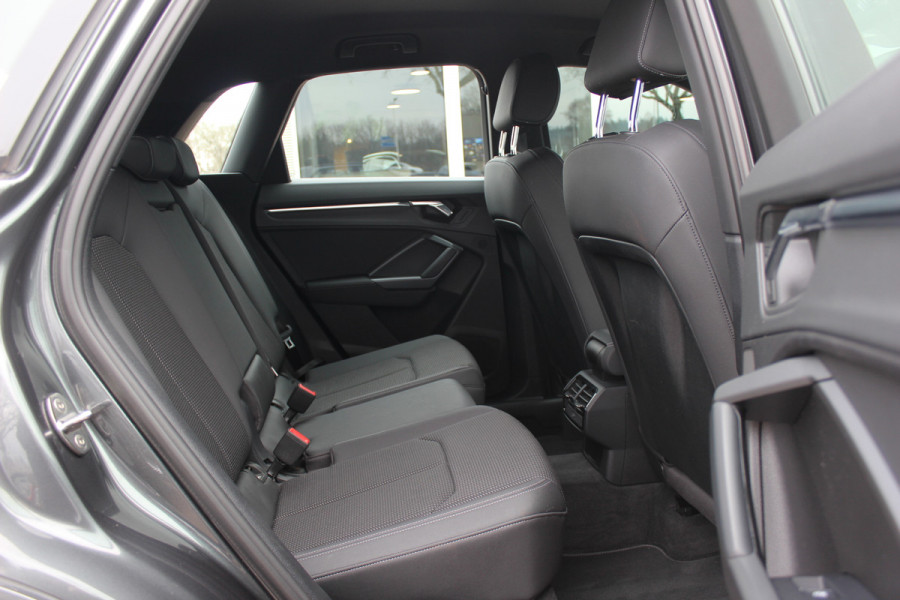 Audi Q3 35 TFSI Pro Line 3x S-Line / Navigatie / Half leder / 18'' / LED Koplampen / Parkeerhulp achter / Stoelverwarming / Cruise Control