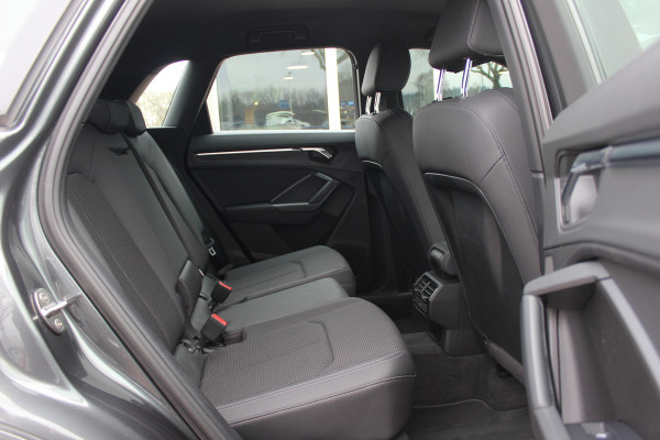 Audi Q3 35 TFSI Pro Line 3x S-Line / Navigatie / Half leder / 18'' / LED Koplampen / Parkeerhulp achter / Stoelverwarming / Cruise Control