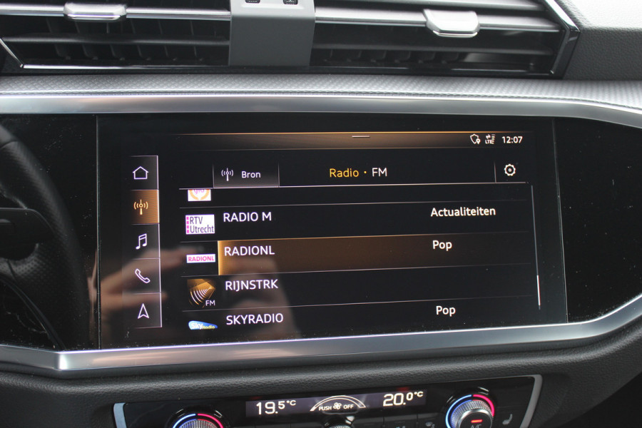 Audi Q3 35 TFSI Pro Line 3x S-Line / Navigatie / Half leder / 18'' / LED Koplampen / Parkeerhulp achter / Stoelverwarming / Cruise Control