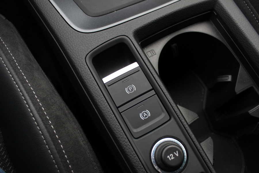 Audi Q3 35 TFSI Pro Line 3x S-Line / Navigatie / Half leder / 18'' / LED Koplampen / Parkeerhulp achter / Stoelverwarming / Cruise Control