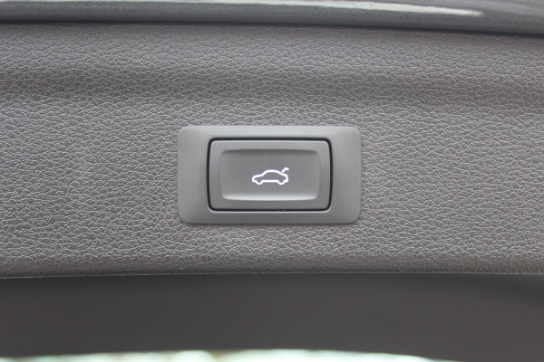 Audi Q3 35 TFSI Pro Line 3x S-Line / Navigatie / Half leder / 18'' / LED Koplampen / Parkeerhulp achter / Stoelverwarming / Cruise Control